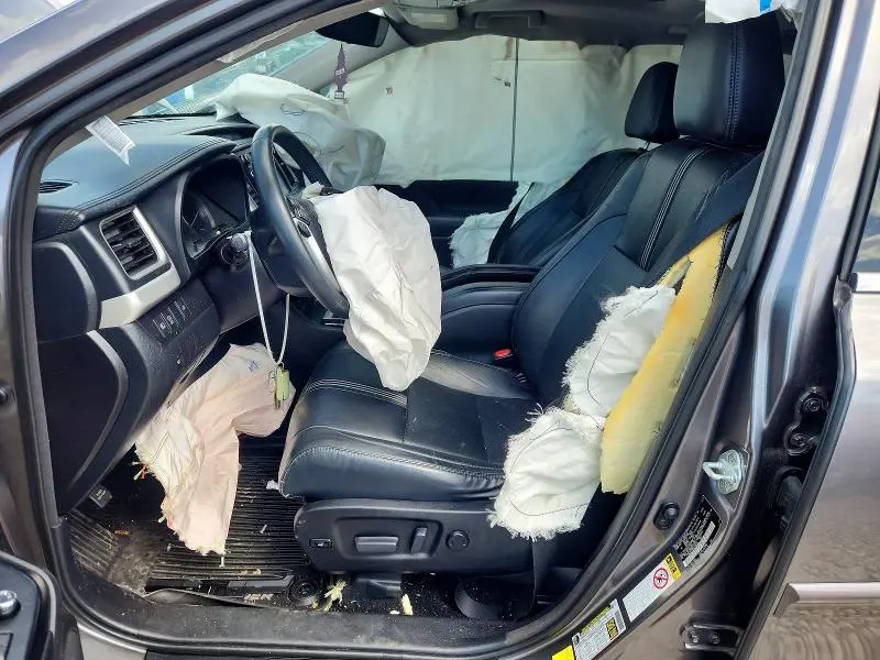 2017 TOYOTA HIGHLANDER SE  