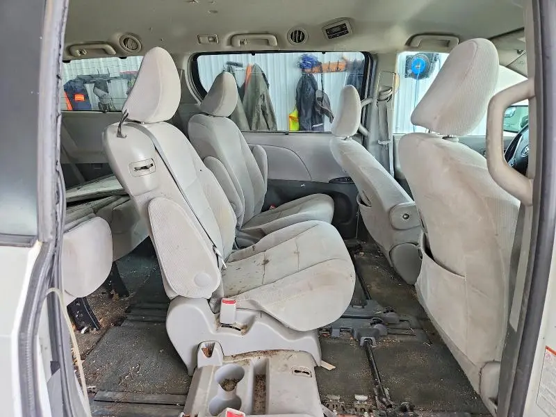 2017 TOYOTA SIENNA LE  