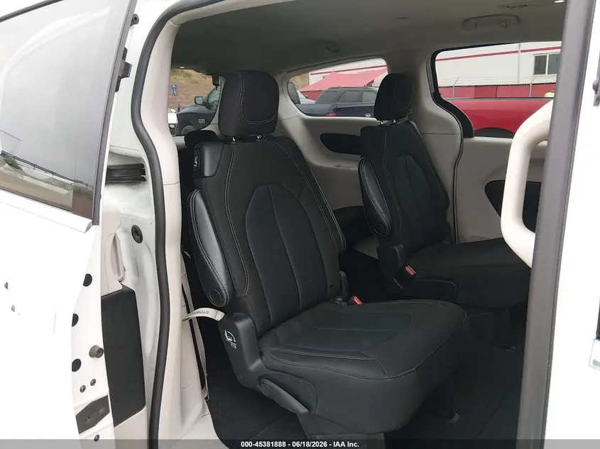 2022 CHRYSLER VOYAGER LX