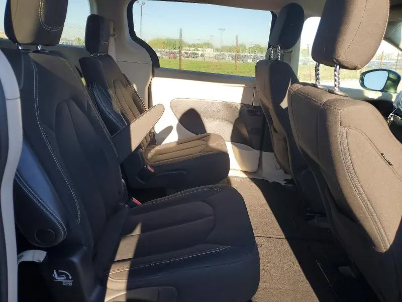 2022 CHRYSLER VOYAGER LX  