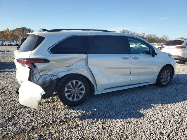 2022 TOYOTA SIENNA XLE  