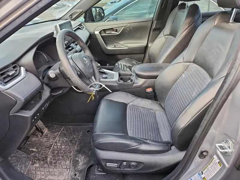 2021 TOYOTA RAV4 XLE  