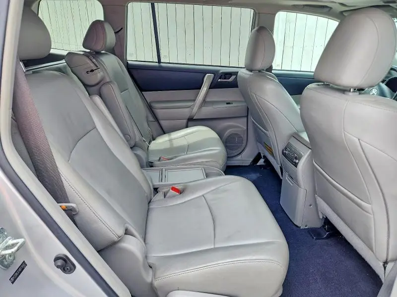 2013 TOYOTA HIGHLANDER SE  