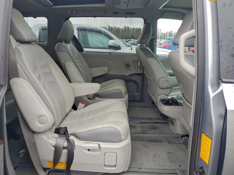 2013 TOYOTA SIENNA XLE  