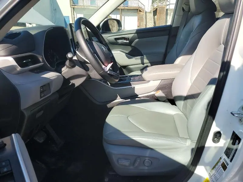 2021 TOYOTA HIGHLANDER XLE  