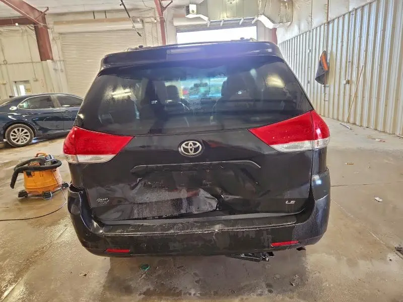 2013 TOYOTA SIENNA LE  