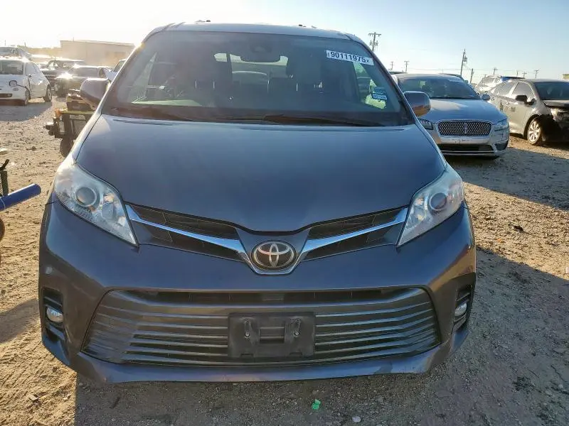 2018 TOYOTA SIENNA XLE  