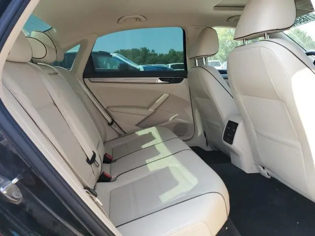 2016 VOLKSWAGEN PASSAT SE  