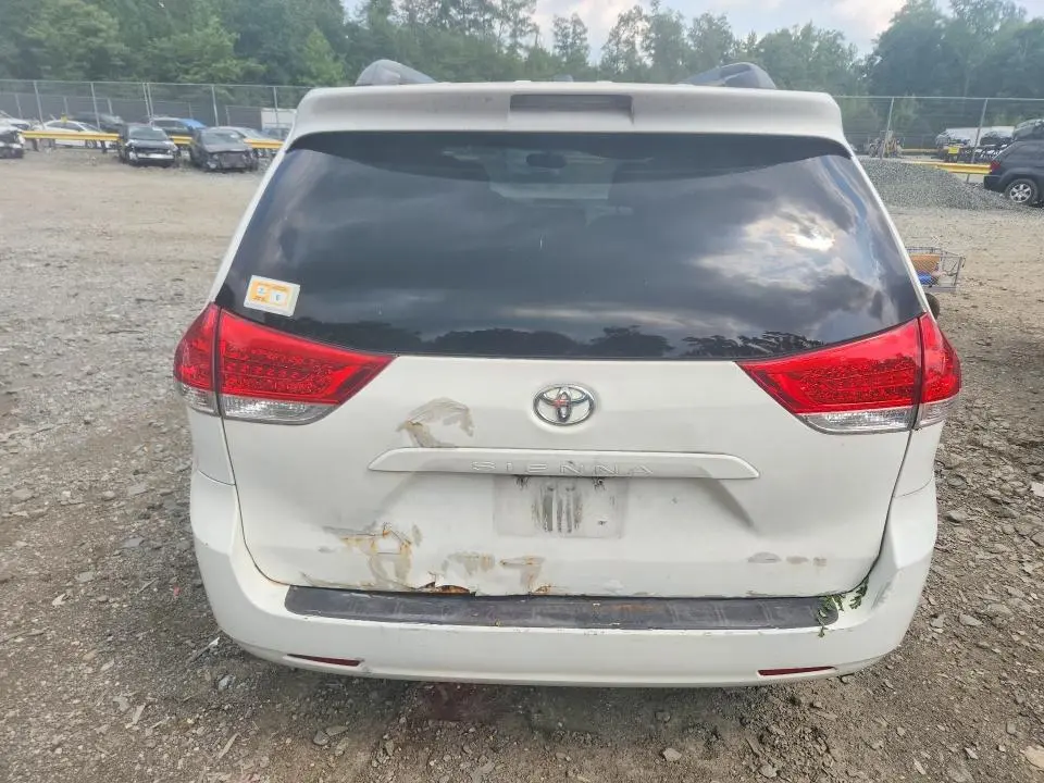 2011 TOYOTA SIENNA LE  