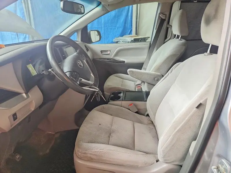 2017 TOYOTA SIENNA LE  