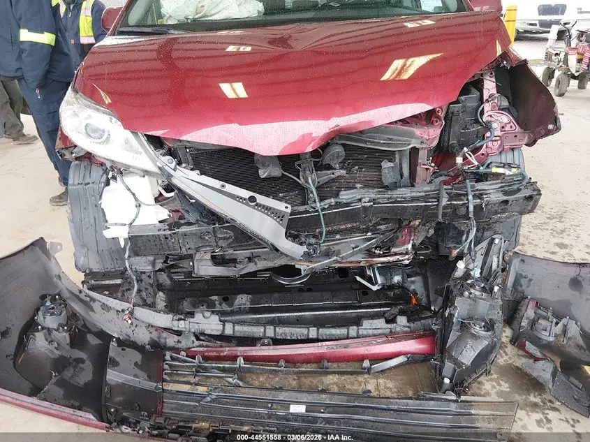 2018 TOYOTA SIENNA XLE 8 PASSENGER