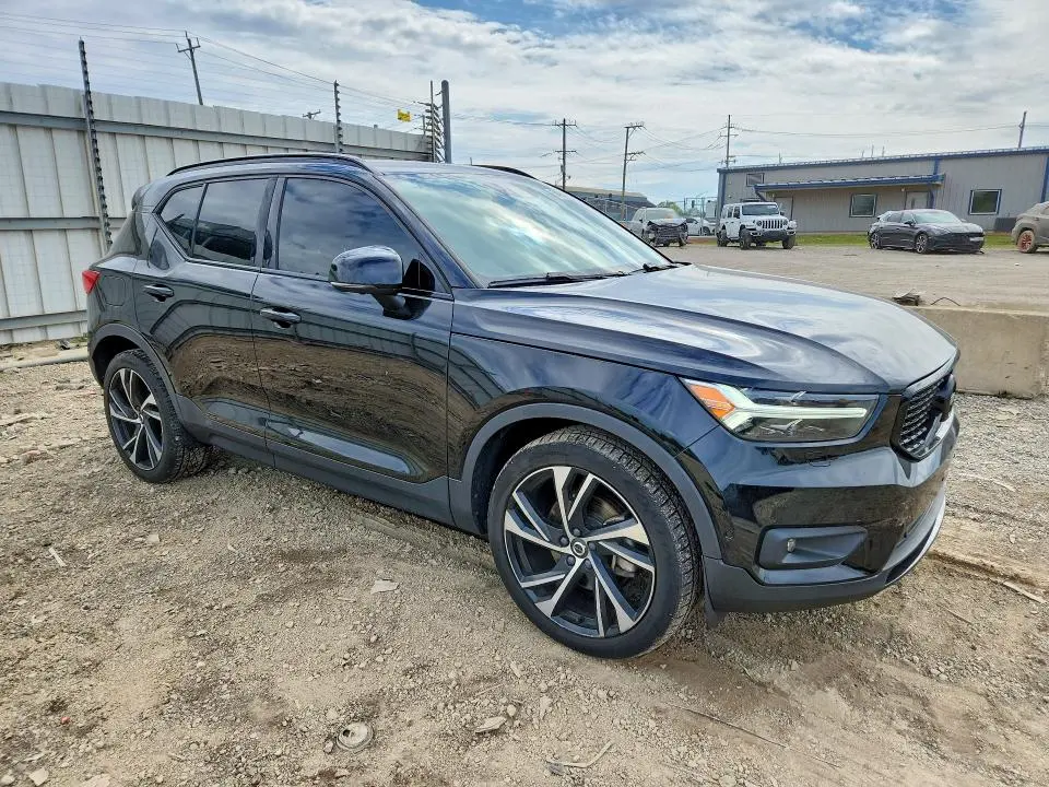 2019 VOLVO XC40 T5 MOMENTUM  