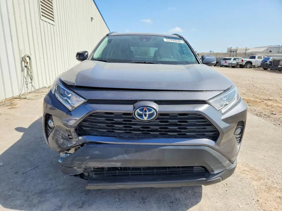 2021 TOYOTA RAV4 XLE  