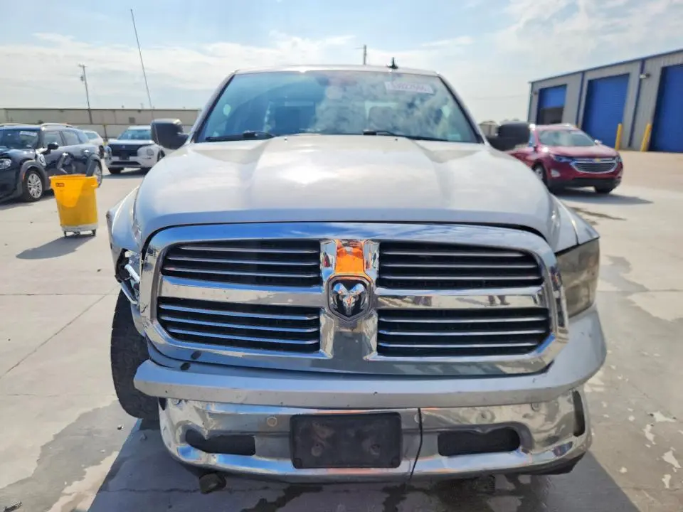 2016 RAM 1500 SLT  