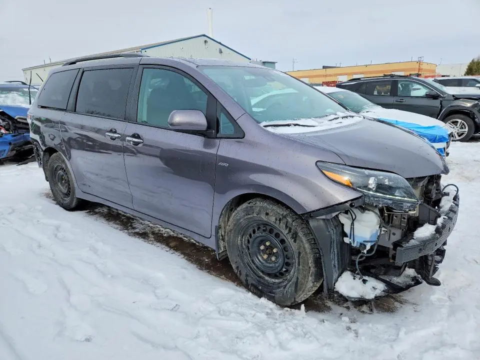 2020 TOYOTA SIENNA SE  