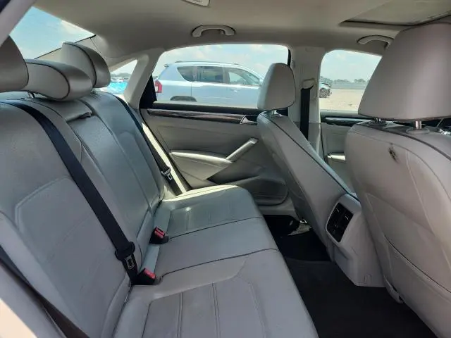 2016 VOLKSWAGEN PASSAT SE  