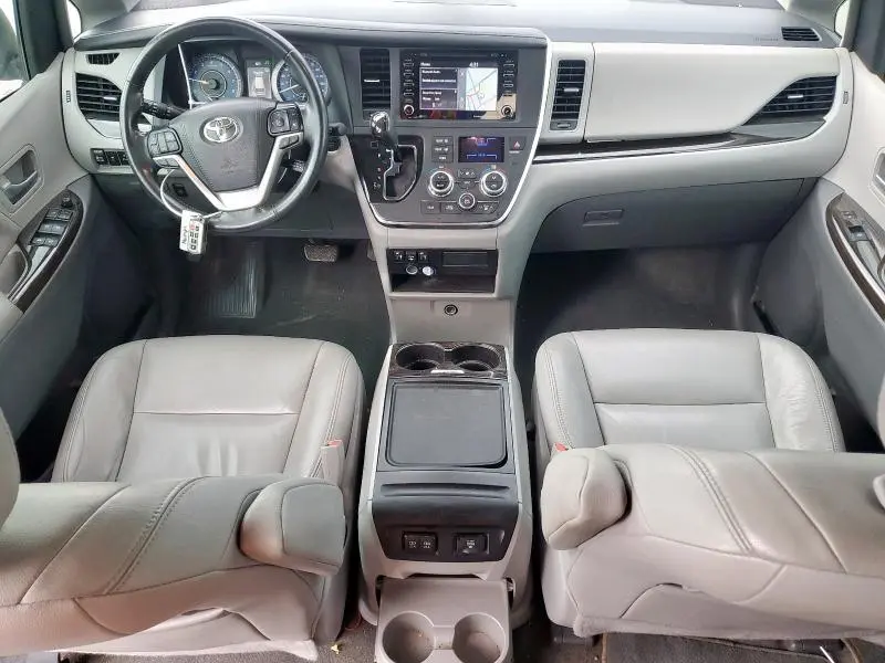 2019 TOYOTA SIENNA XLE  
