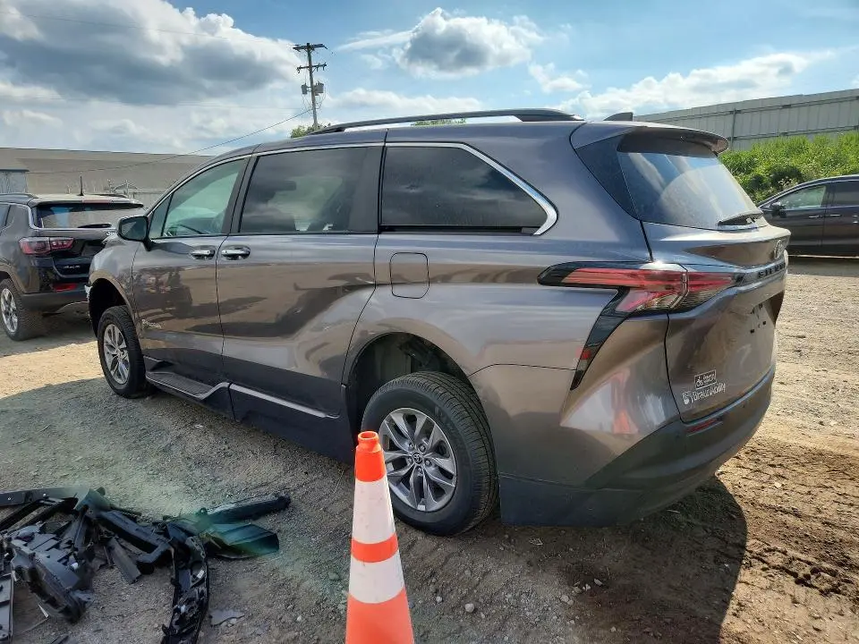 2022 TOYOTA SIENNA XLE  