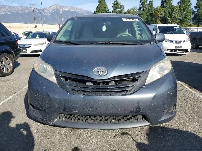 2013 TOYOTA SIENNA LE  