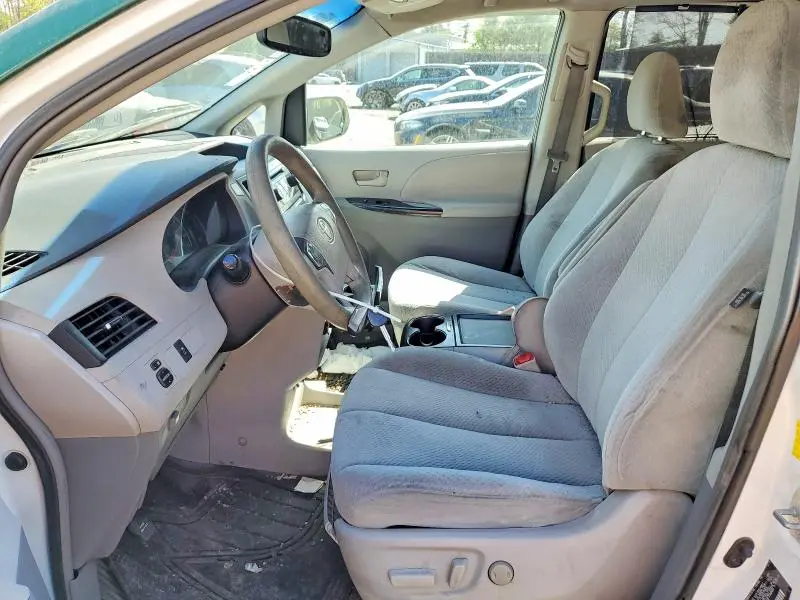 2011 TOYOTA SIENNA LE 8-PASSENGER  