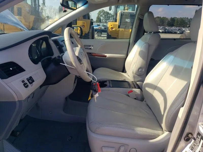 2013 TOYOTA SIENNA XLE 8-PASSENGER  