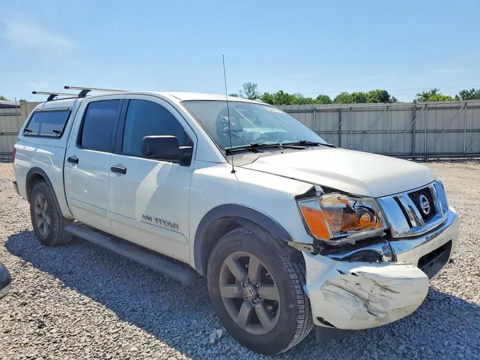 2015 NISSAN TITAN SV  