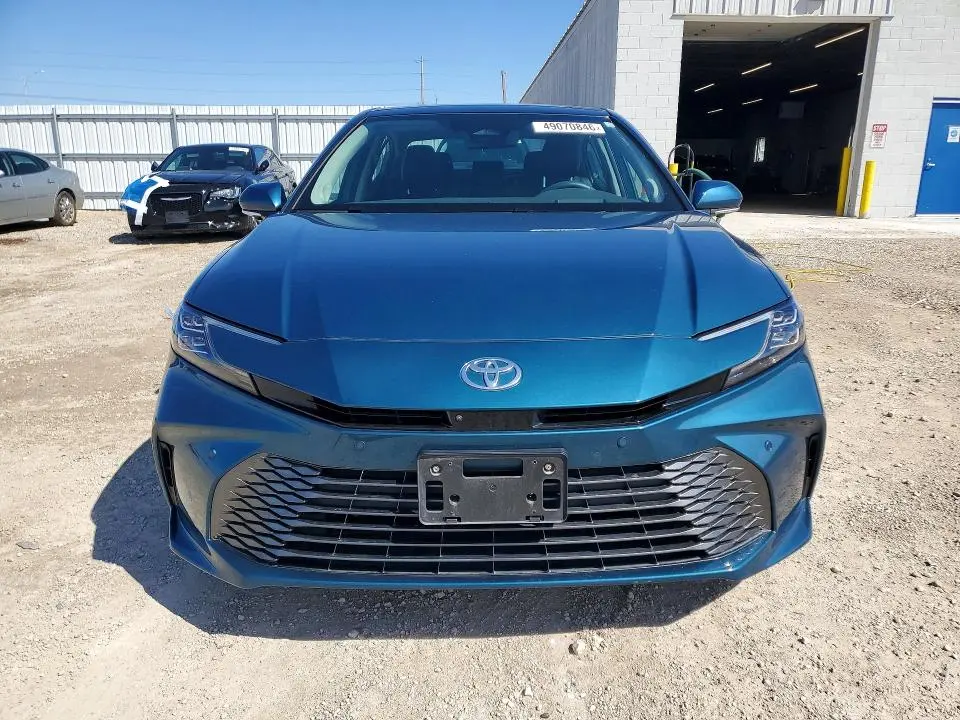 2025 TOYOTA CAMRY XLE  