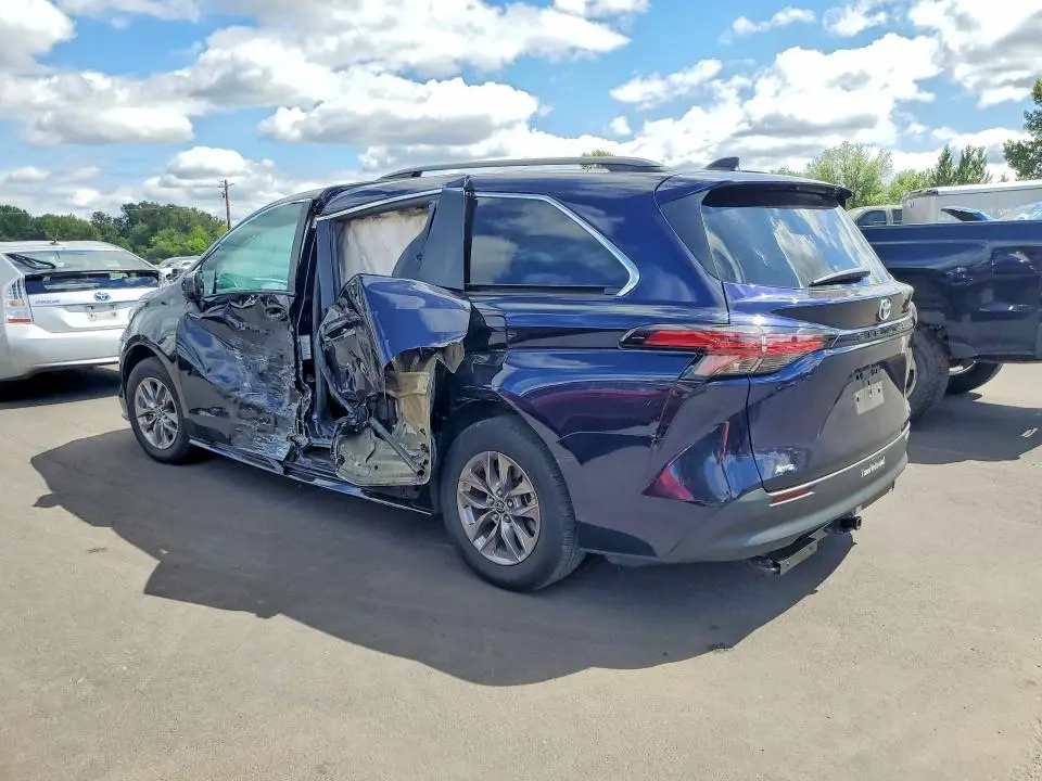 2022 TOYOTA SIENNA LE  