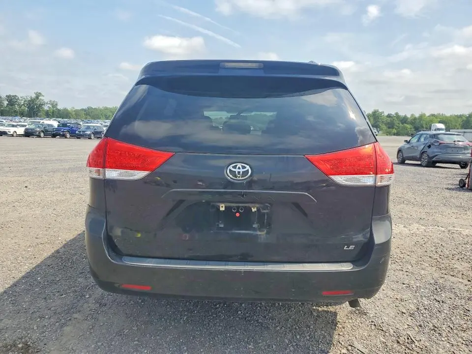 2014 TOYOTA SIENNA LE  