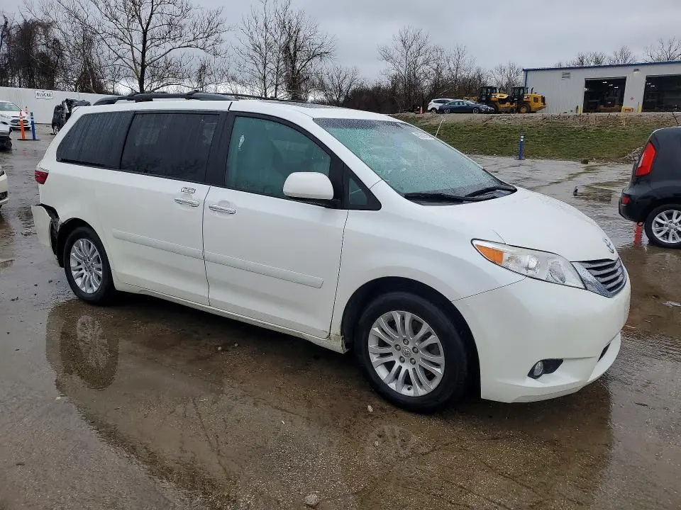 2016 TOYOTA SIENNA XLE PREMIUM 8-PASSENGER  