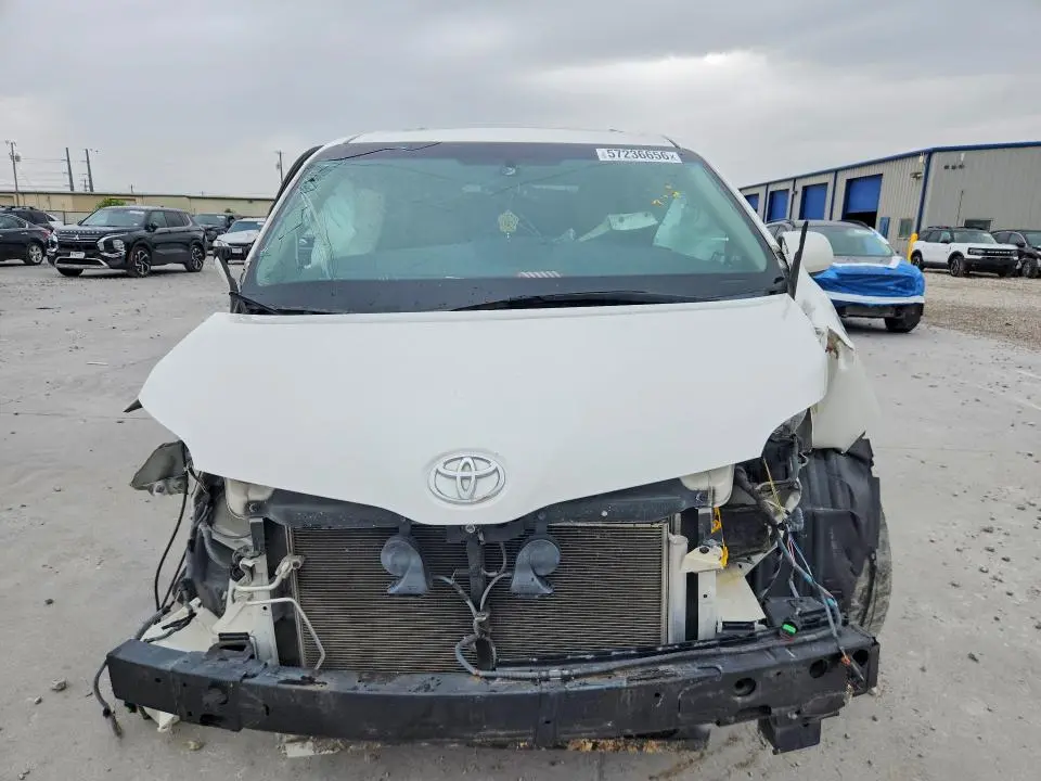 2015 TOYOTA SIENNA XLE PREMIUM 8-PASSENGER  
