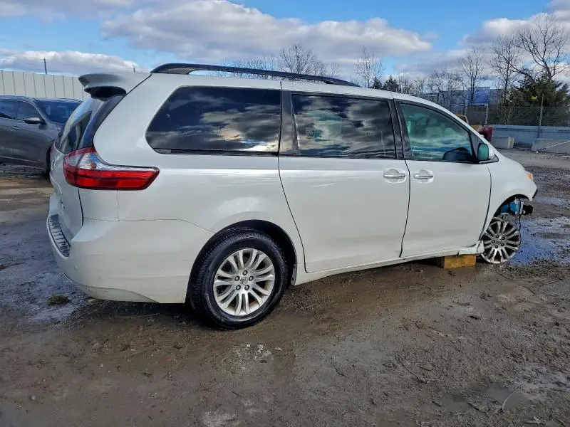 2016 TOYOTA SIENNA XLE  