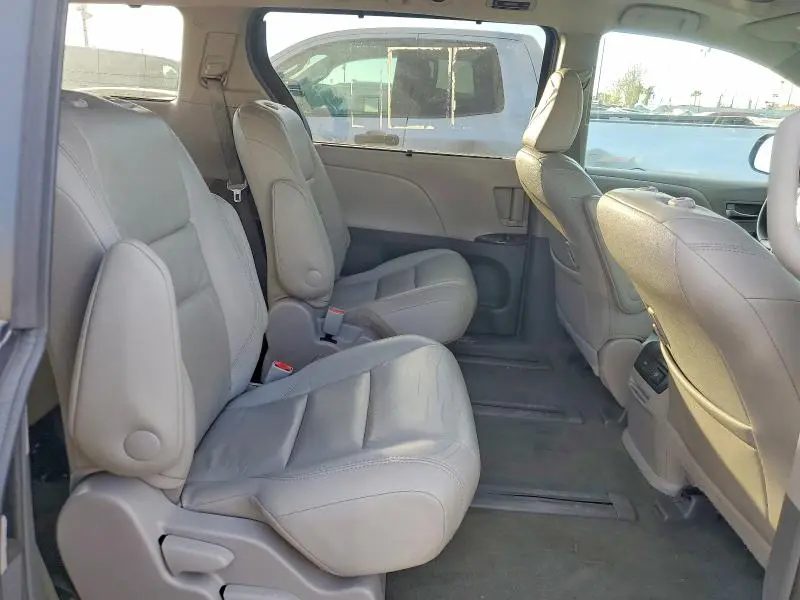 2017 TOYOTA SIENNA XLE  