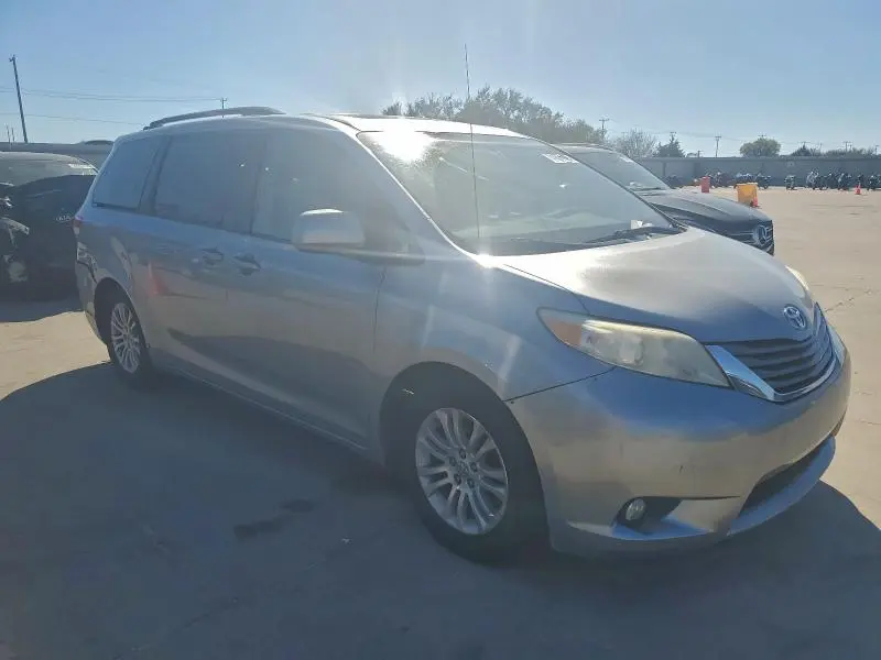2011 TOYOTA SIENNA XLE  