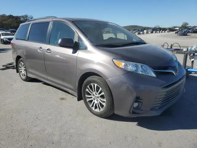 2020 TOYOTA SIENNA XLE  