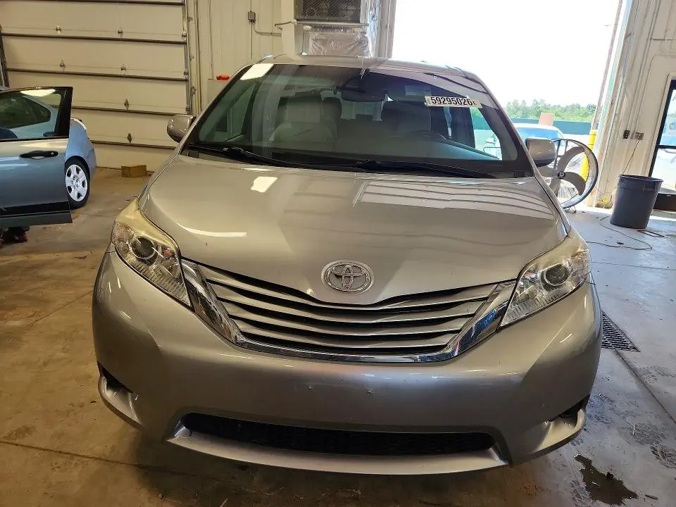 2017 TOYOTA SIENNA LE  