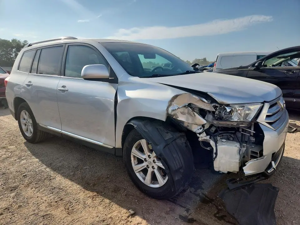 2011 TOYOTA HIGHLANDER SE  