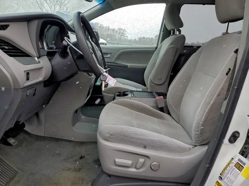 2017 TOYOTA SIENNA LE  
