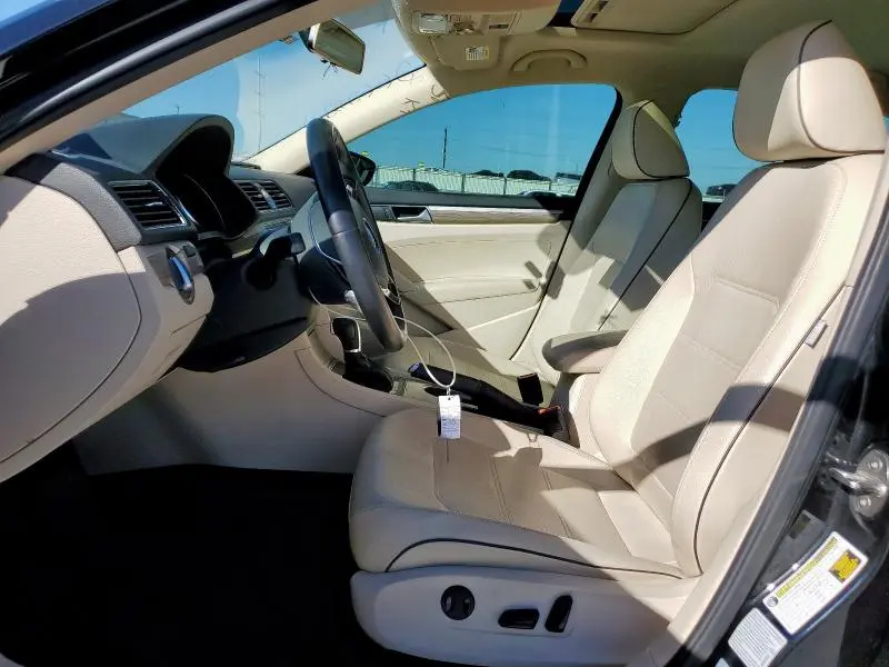 2016 VOLKSWAGEN PASSAT SE  
