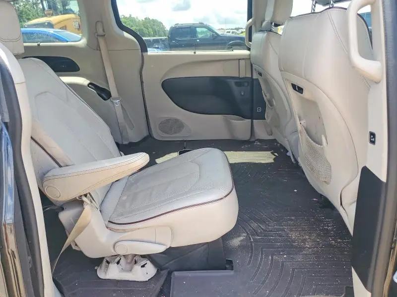 2017 CHRYSLER PACIFICA LIMITED  