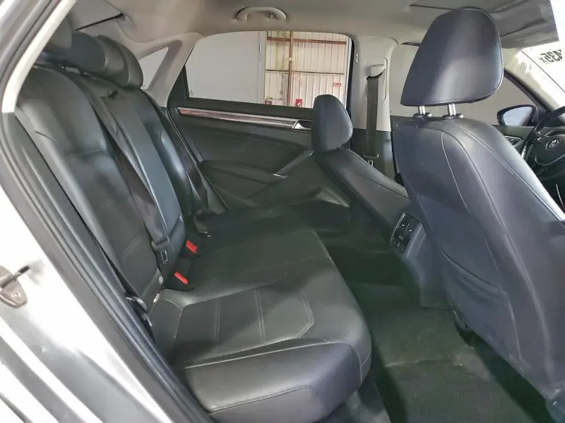 2017 VOLKSWAGEN PASSAT SE  