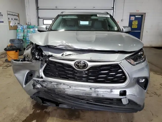 2021 TOYOTA HIGHLANDER XLE  
