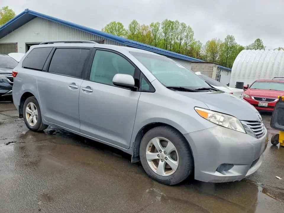 2017 TOYOTA SIENNA LE  
