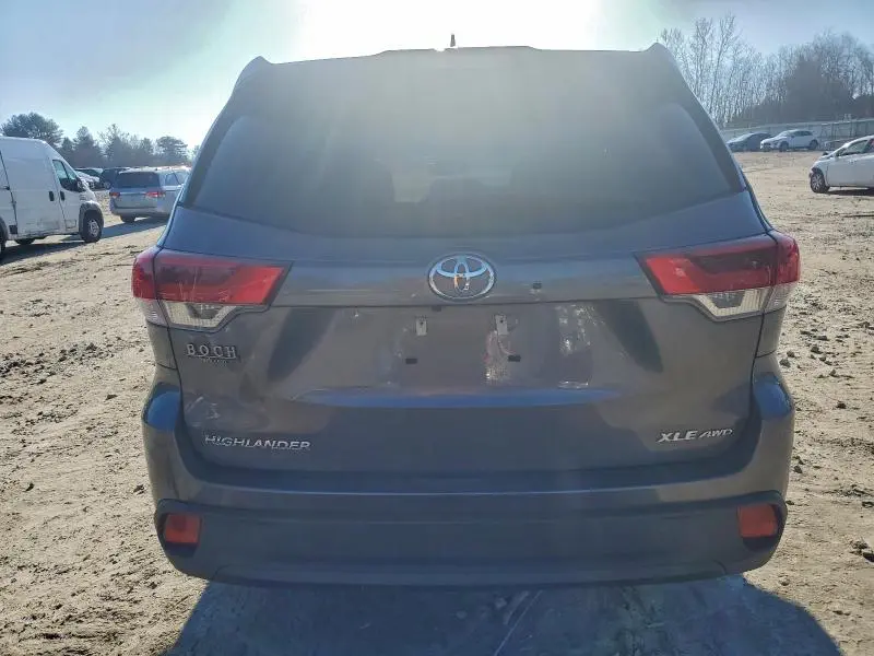 2019 TOYOTA HIGHLANDER SE  
