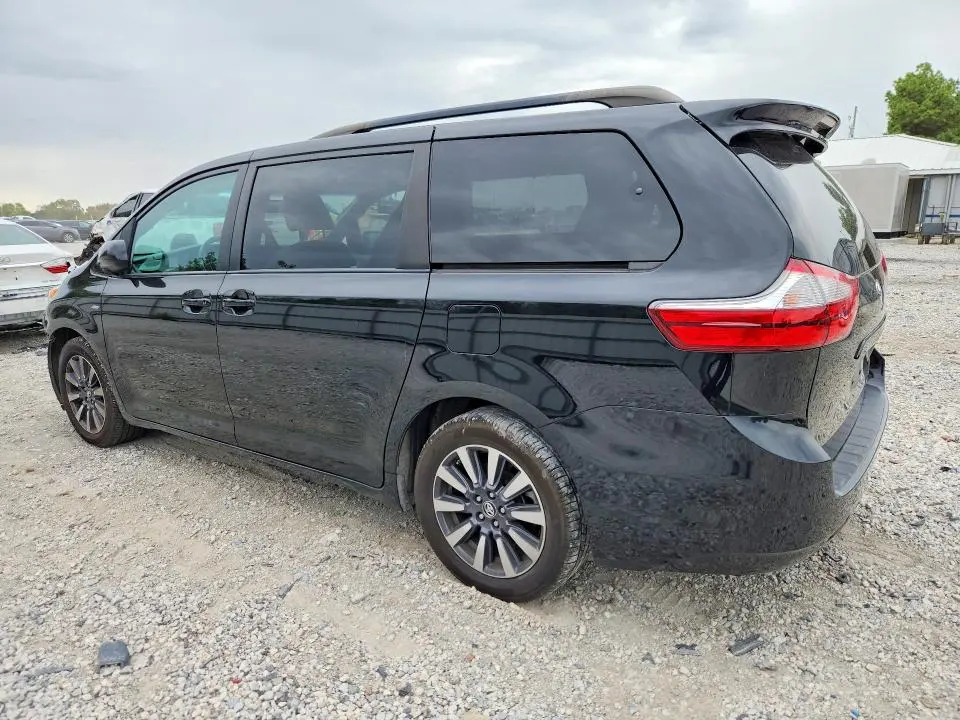 2017 TOYOTA SIENNA LE  