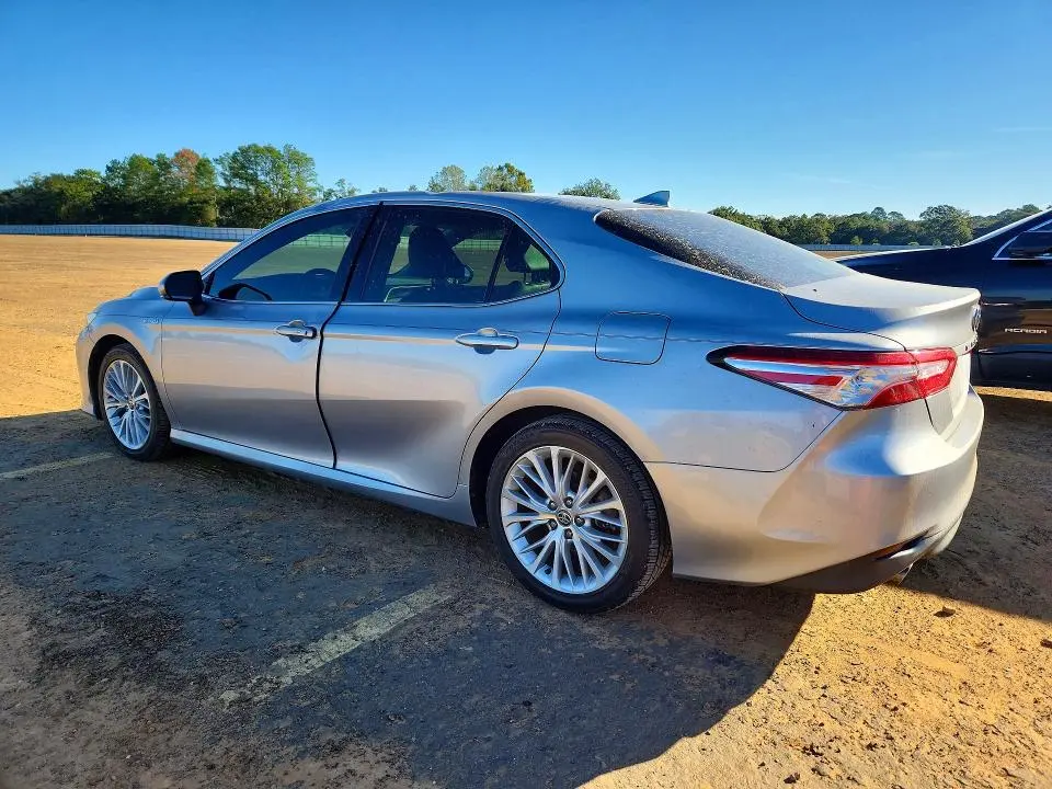 2020 TOYOTA CAMRY XLE  