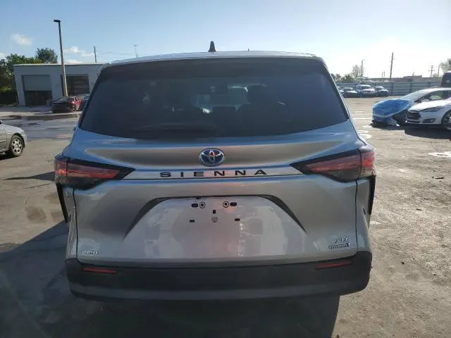 2021 TOYOTA SIENNA XLE  