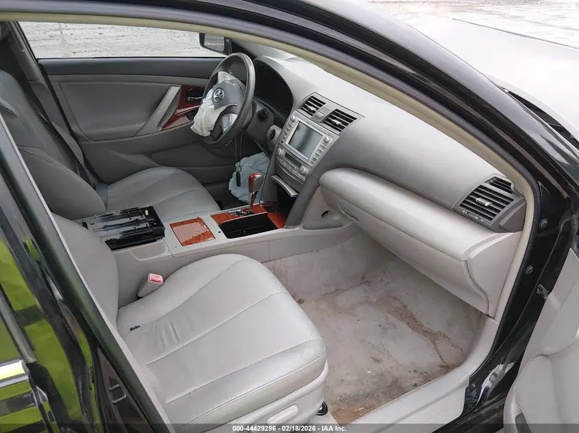 2011 TOYOTA CAMRY XLE V6