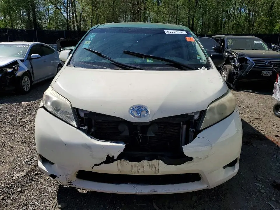 2011 TOYOTA SIENNA LE 8-PASSENGER  