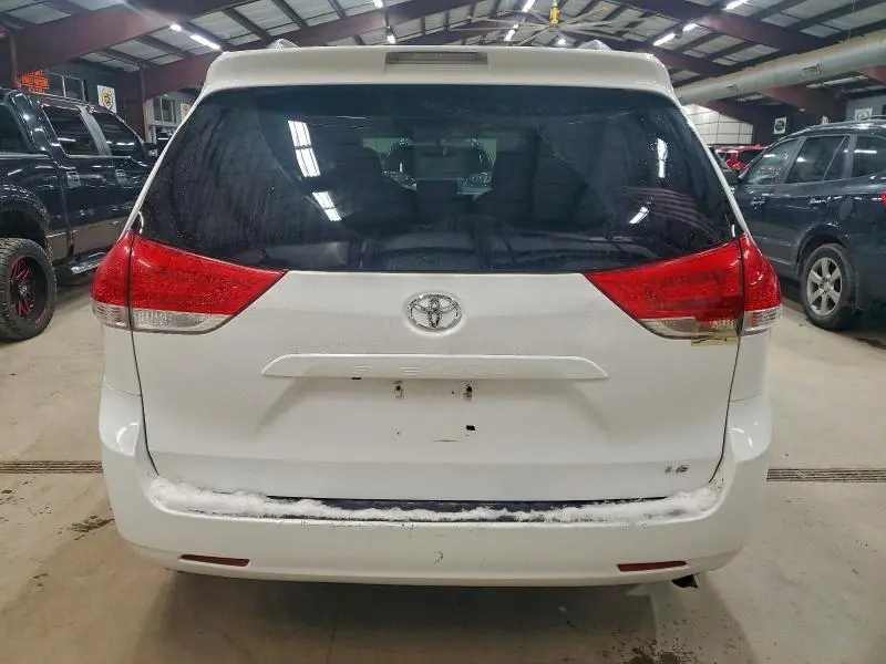 2014 TOYOTA SIENNA LE  